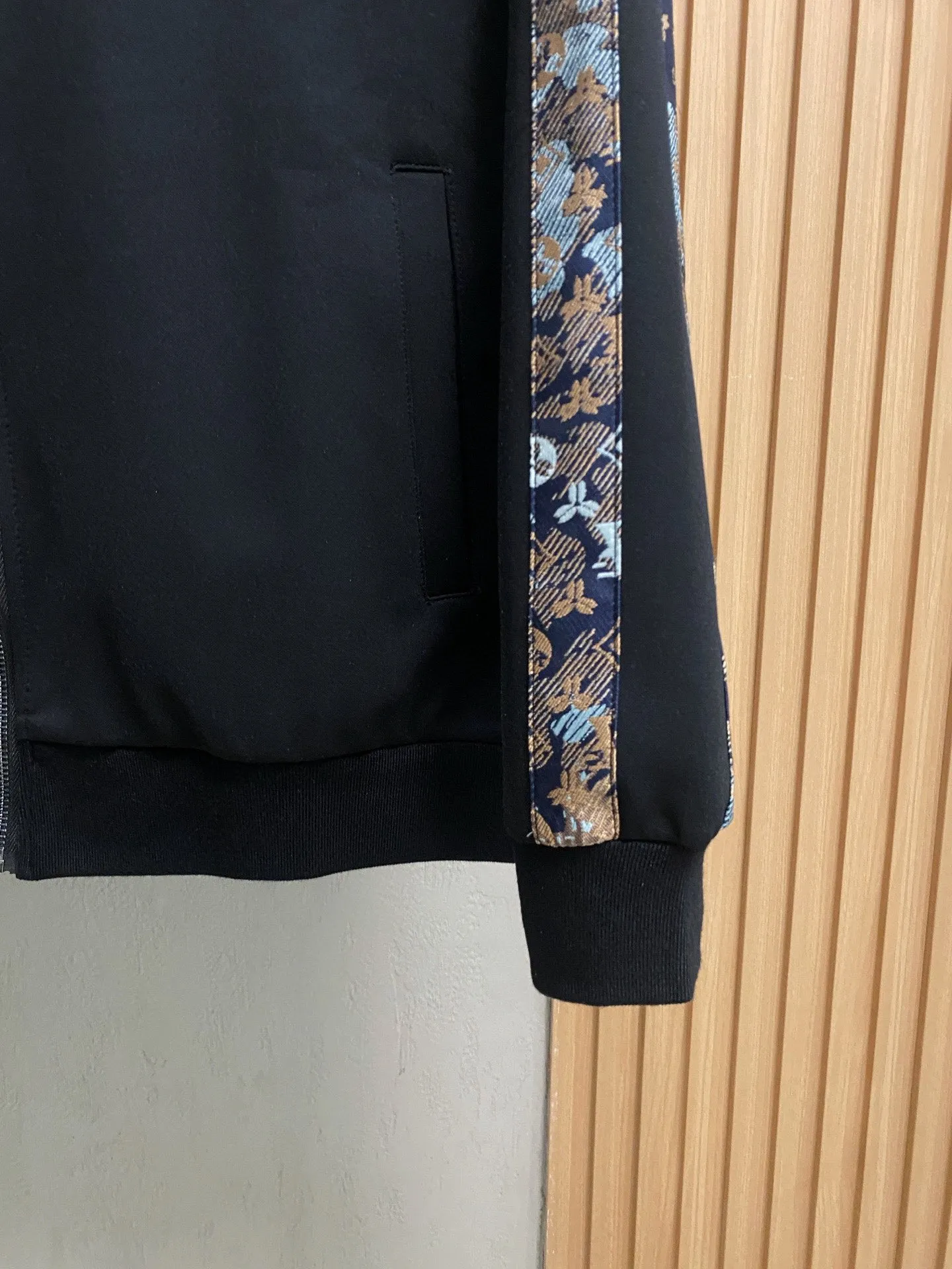 🅿️720 [LV Louis Vuitton] hot-selling suit is coming. Focus on the original version of the official website. 2025 new hot-selling cardigan and sweatshirt suit. The original order is the best. 🇭🇰The meticulous work of top designers. It has a fitting and perfect upper body effect. All-natural high-quality Tencel Roman cotton 100%, close-fitting comfort, noble and elegant! Original hardware embodies elegance and nobility! Counter size: M-3XL (maximum wear up to 190 pounds)